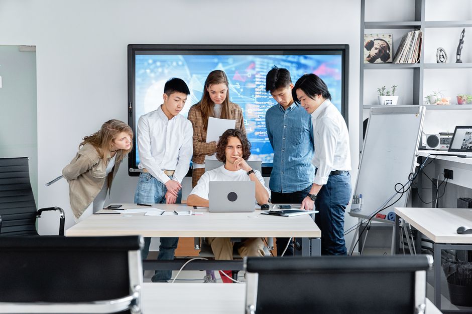 Преподаватель Pro Academy объясняет материал на занятии