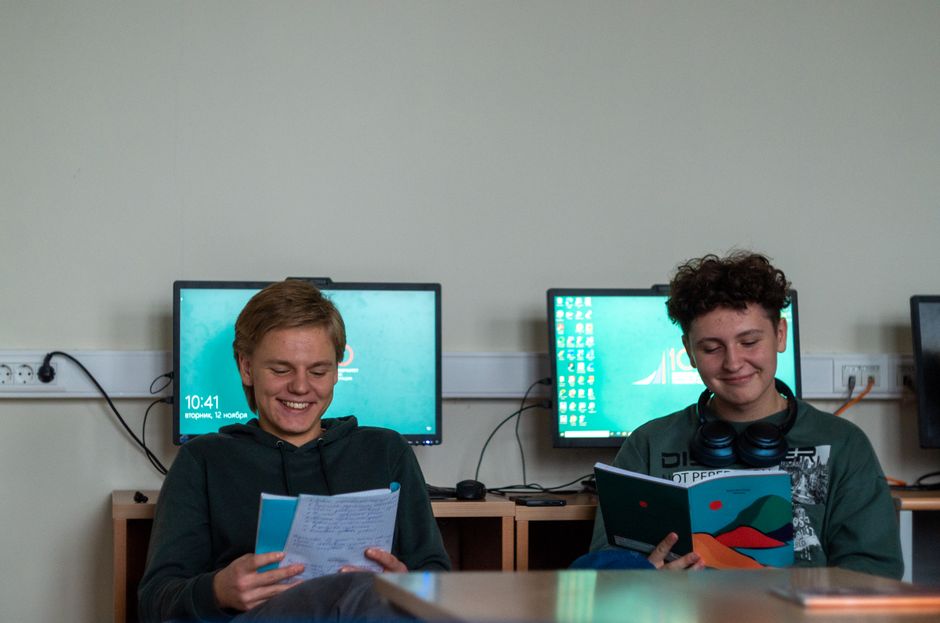 Преподаватель объясняет материал
